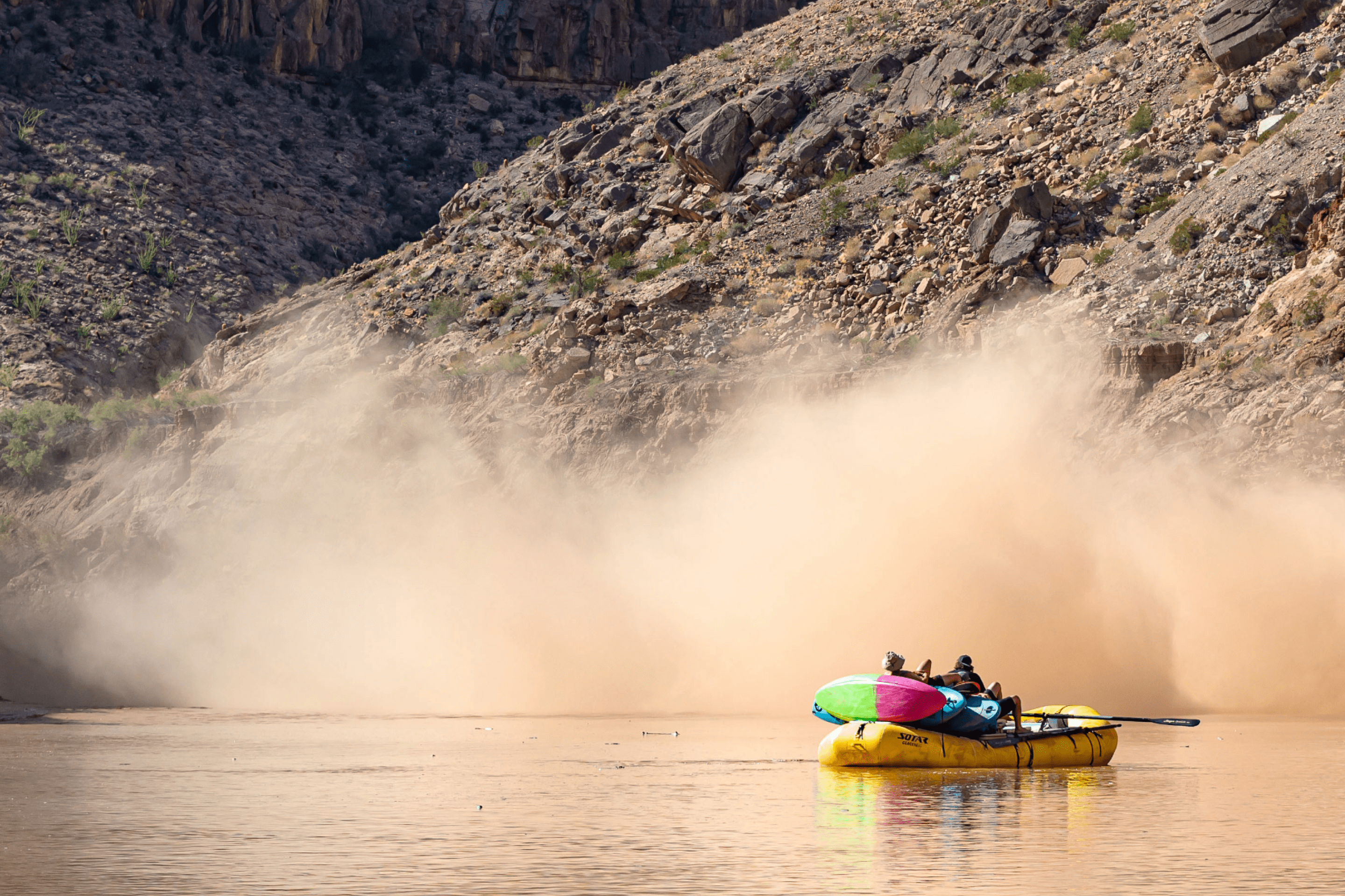 Abenteurer sitzend in einem Raft im Grand Canyon